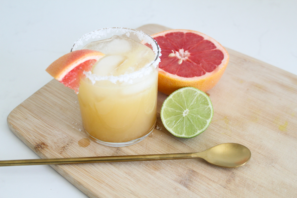 https://www.oliveyouwhole.com/wp-content/uploads/2021/02/Skinny-Grapefruit-Margarita-Recipe-2.jpg